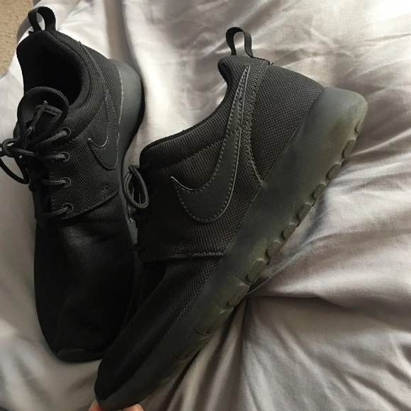 Black Nike Roshe One - Picture 3 of 5